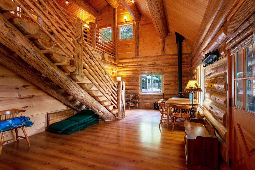 The Log Cabin 2 Bedroom Home by RedAwning - Dougan Falls, WA