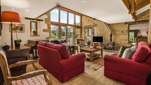 Tom's Barn - sleeps 10 guests in 5 bedrooms