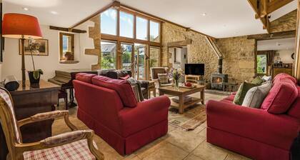 Tom's Barn - sleeps 10 guests in 5 bedrooms