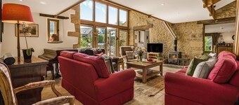 Tom's Barn - sleeps 10 guests in 5 bedrooms