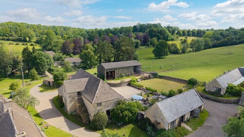 Tom's Barn - sleeps 10 guests  in 5 bedrooms