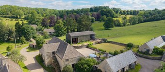 Tom's Barn - sleeps 10 guests  in 5 bedrooms