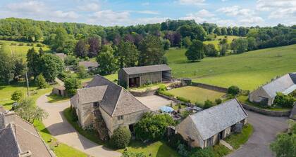 Tom's Barn - sleeps 10 guests in 5 bedrooms