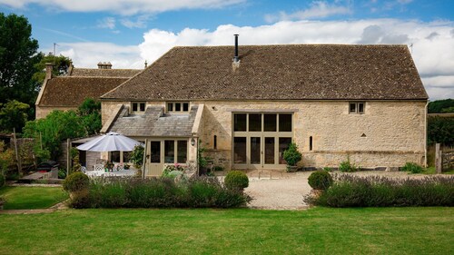 Tom's Barn - sleeps 10 guests  in 5 bedrooms