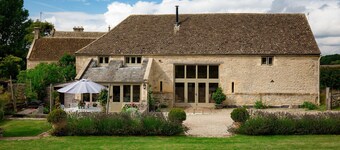 Tom's Barn - sleeps 10 guests  in 5 bedrooms