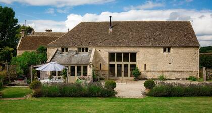 Tom's Barn - sleeps 10 guests in 5 bedrooms