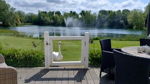 Outdoor dining - Mayfly Lodge - sleeps 6 guests  in 3 bedrooms (Cotswold Lakes)