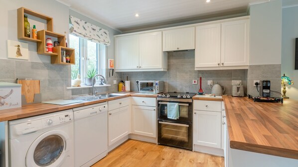 Fridge, microwave, oven, stovetop - Mayfly Lodge - sleeps 6 guests  in 3 bedrooms (Cotswold Lakes)