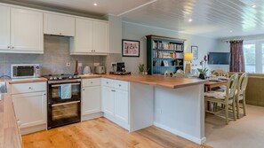 Fridge, microwave, oven, stovetop - Mayfly Lodge - sleeps 6 guests  in 3 bedrooms (Cotswold Lakes)