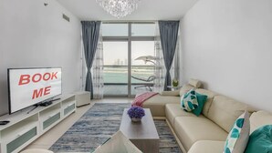 Apartment (1 Bedroom) | Wohnbereich | 0-cm-Plasmafernseher mit Kabelempfang, Fernseher