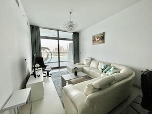 تلفزيون بلازما بحجم 0-سم يعرض قنوات تلفزيونية باشتراك مدفوع، تلفزيون