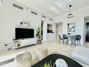 Apartment (3 Bedrooms) | Living area | 0-cm plasma TV with satellite channels, TV - Stunning 3B Spacious Marina View With Balcony (Dubai)