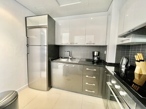 Apartment (3 Bedrooms) | Private kitchen | Microwave, oven, dishwasher, espresso maker