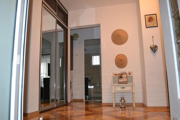 المنشأة من الداخل