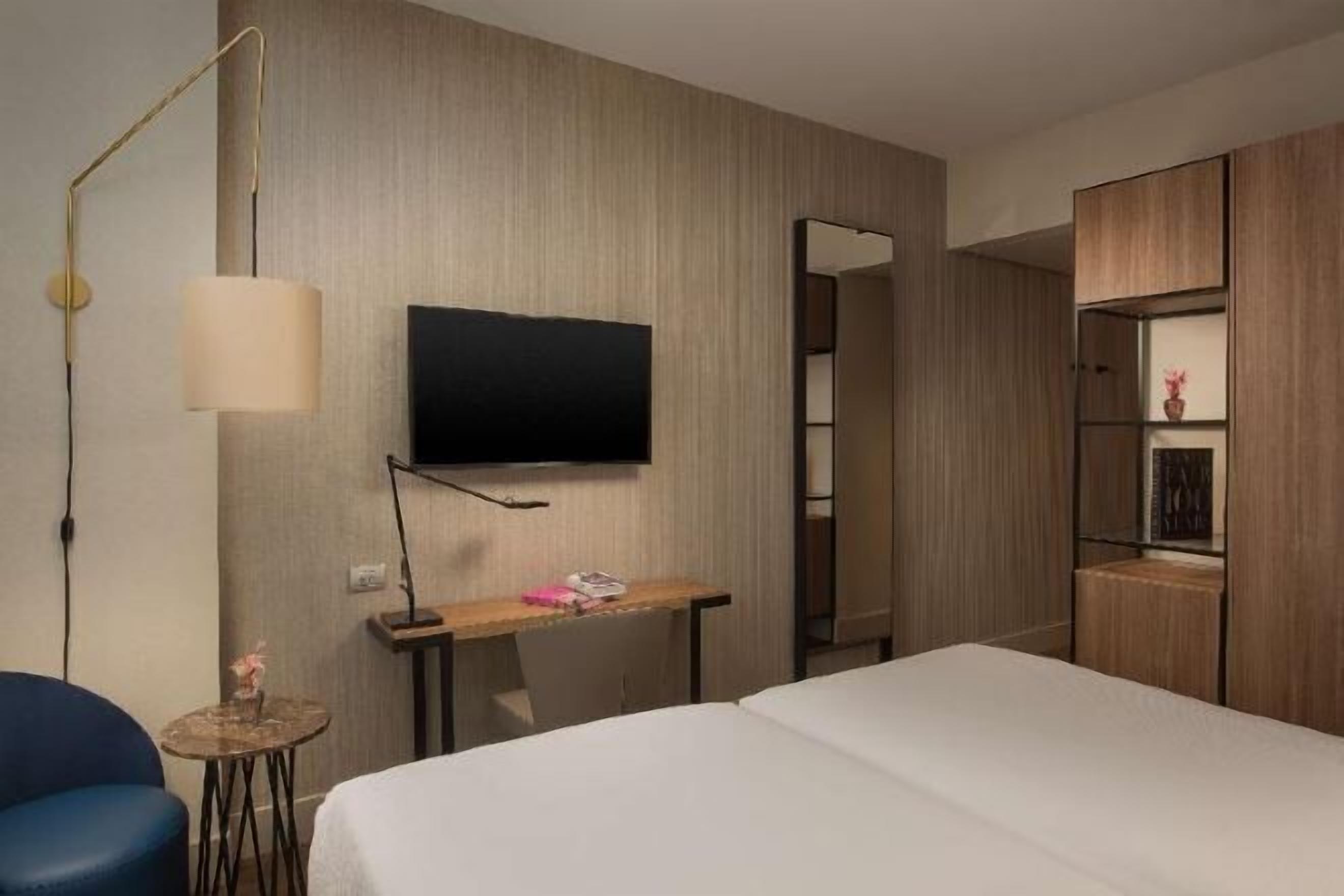 Minibar, desk, laptop workspace, bed sheets