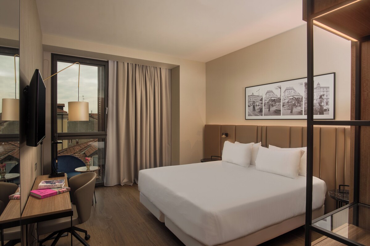 Minibar, desk, laptop workspace, bed sheets