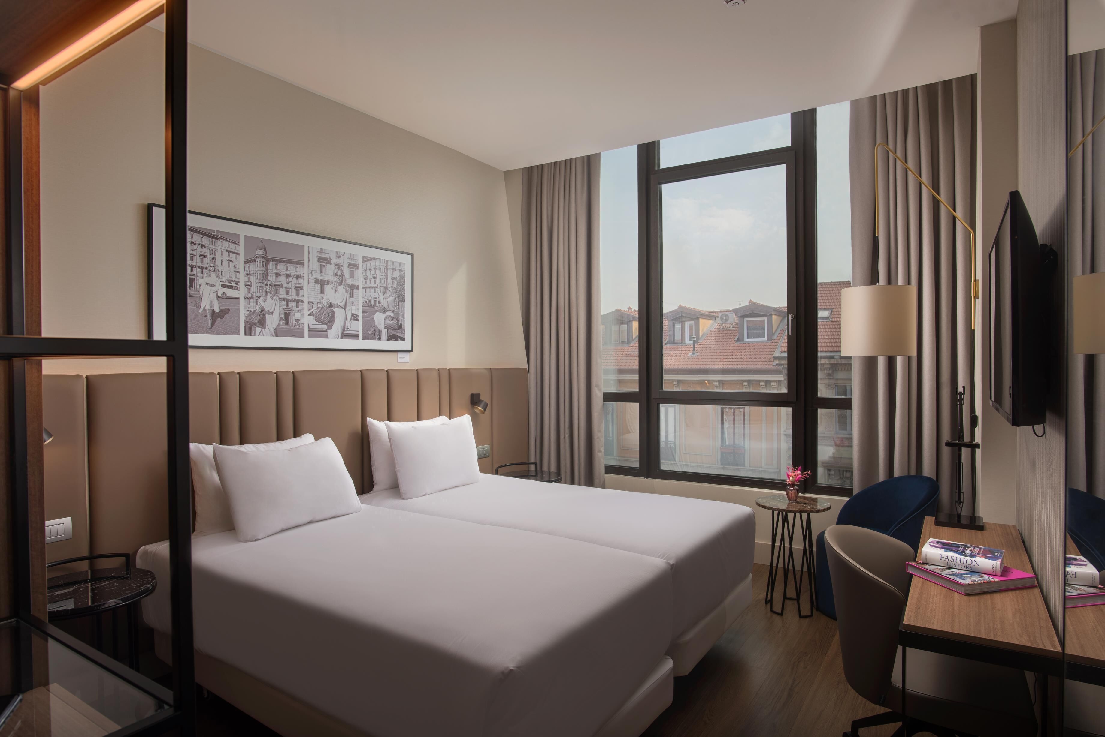 迷你吧、办公桌、笔记本电脑工作区、床单