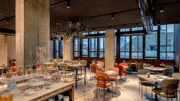 Colazione a buffet, servita tutte le mattine (13 EUR a persona)