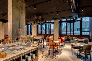 Πρωινό σε μπουφέ καθημερινά (15 EUR/άτομο)