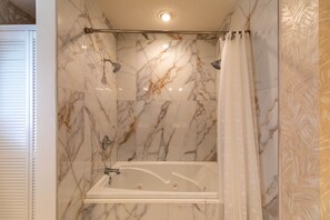 Shower, towels - Emerald Escape - Theater room, hot tub, ping pong table, by the 5th green of Beech Mtn Golf (Beech Mountain)