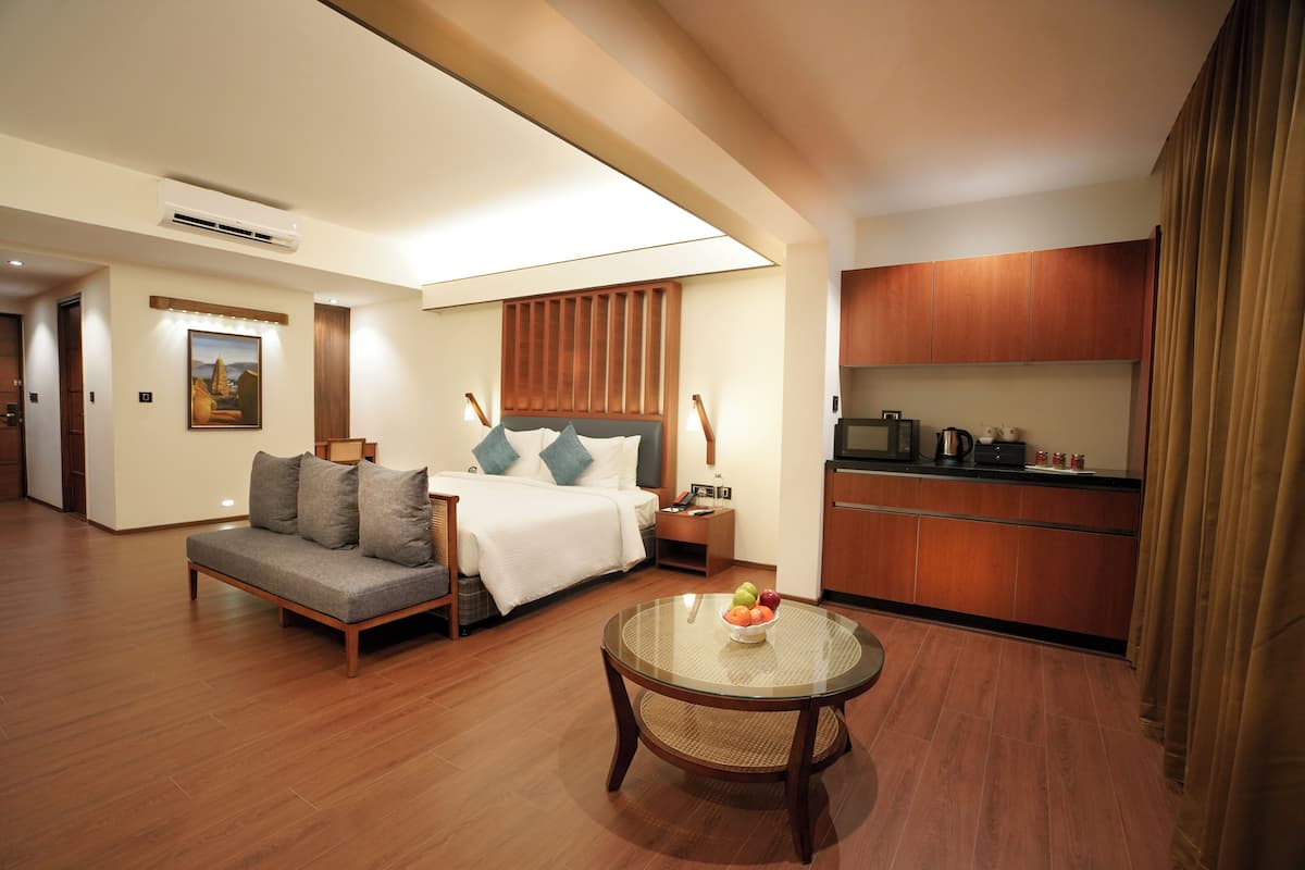 Luxury Tek Büyük Yataklı Oda, 1 En Büyük (King) Boy Yatak (Cardamom Studio) | Kaliteli yatak takımı, memory foam (visko elastik) yatak, minibar