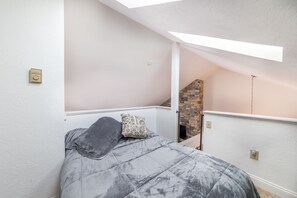 2 bedrooms, desk, free WiFi, bed sheets