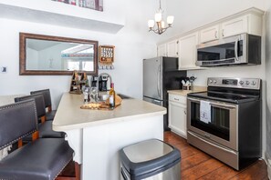 Réfrigérateur, four à micro-ondes, un four, surface de cuisson