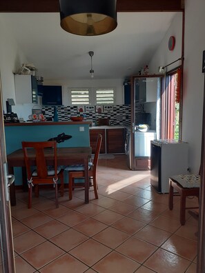 Microondas, horno, lavavajillas y cafetera y tetera 
