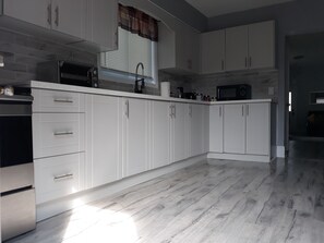 冰箱、微波炉、烤箱、炉灶