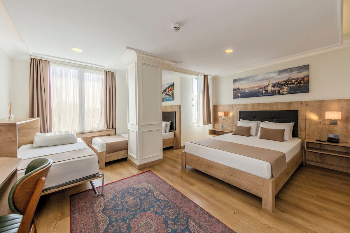 Habitación cuádruple familiar | Ropa de cama de alta calidad, minibar y decoración personalizada