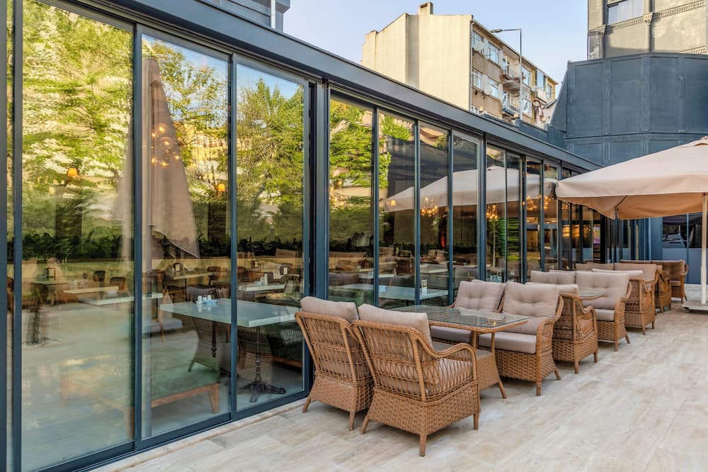 Porta Romanos Hotel