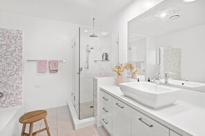 Shower, towels - Driftwood - Waterfront Cottage (Soldiers Point)