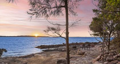 Driftwood - Waterfront Cottage