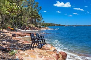 On the beach - Driftwood - Waterfront Cottage (Soldiers Point)