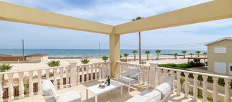 Sirens Beach House - Private Pool Retreat