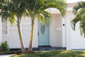 Exterior detail - Blissful, serene waterfront Deerfield Beach retreat. Close to the beach. (Deerfield Beach)