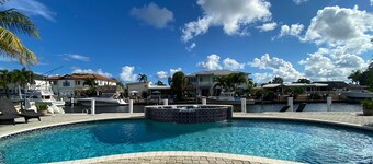 Blissful, serene waterfront Deerfield Beach retreat. Close to the beach.