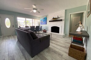 Smart TV - Blissful, serene waterfront Deerfield Beach retreat. Close to the beach. (Deerfield Beach)
