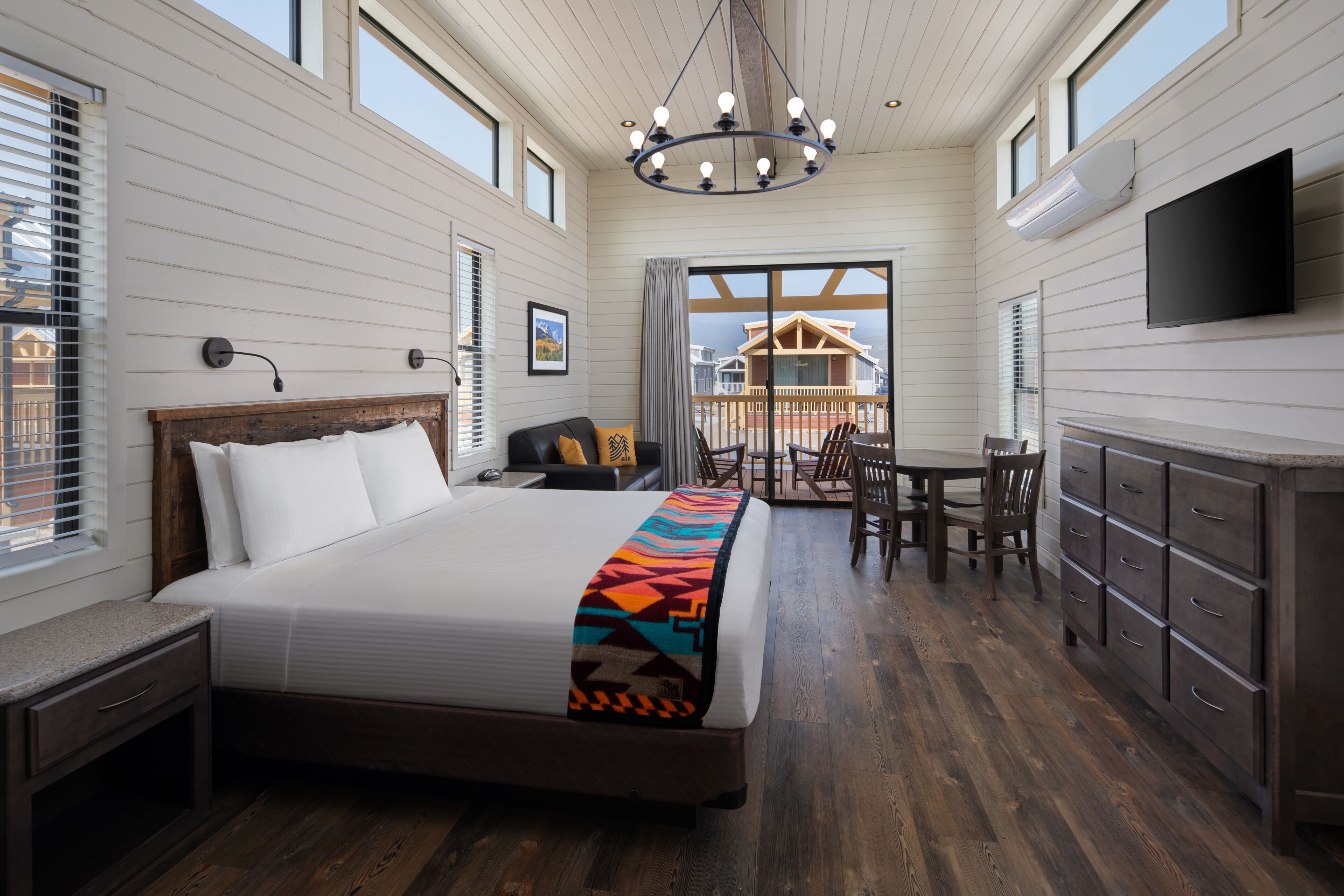 Cabin, 1 King Bed with Sofa bed, Non Smoking | Free WiFi, bed sheets