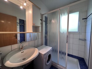 Douche, sĂšche-cheveux, papier toilette