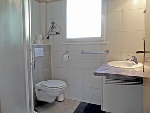 Een douche, een haardroger, toiletpapier