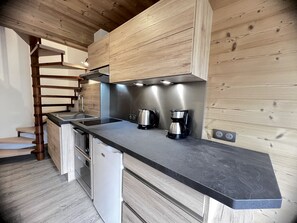 Kylskåp, mikrovågsugn, ugn och diskmaskin