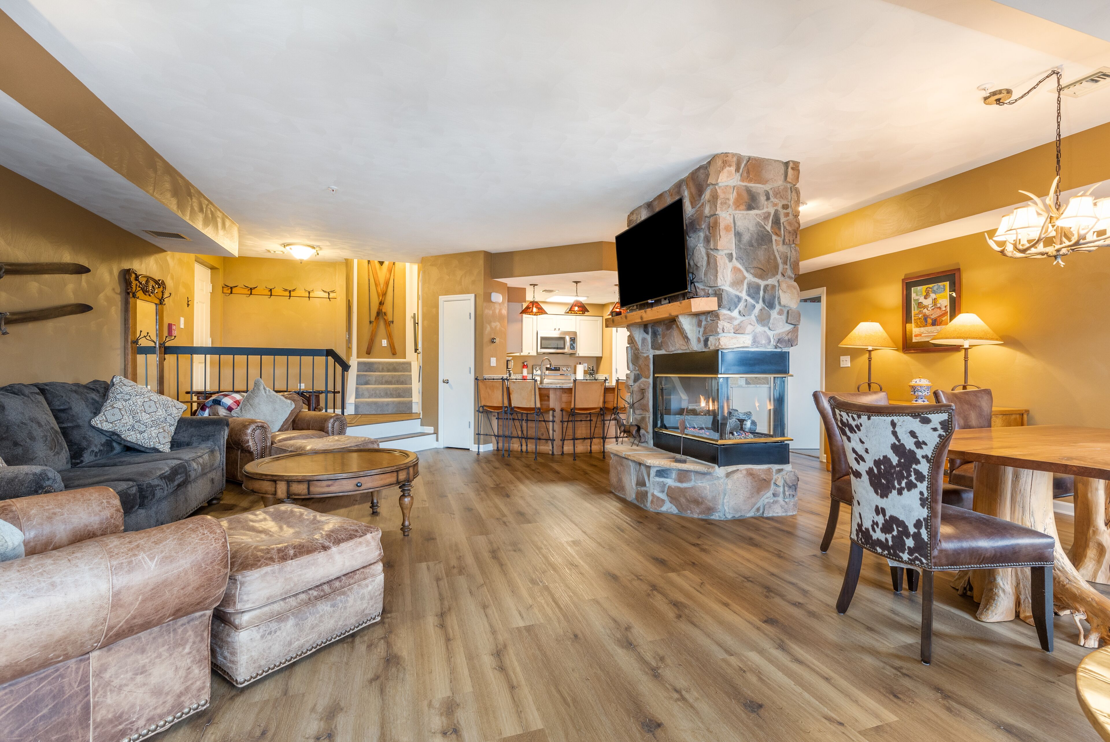 Prime Resort Location, Modern Ski/Out w/ Balcony
