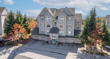 Prime Resort Location, Modern Ski/Out w/ Balcony