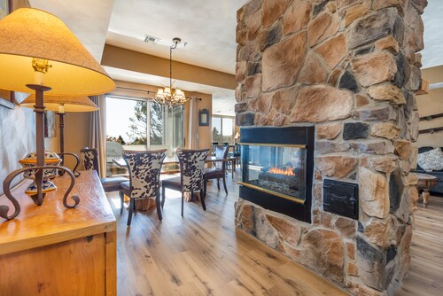 Prime Resort Location, Modern Ski/Out w/ Balcony
