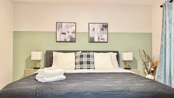 2 slaapkamers, een bureau, een strijkplank/strijkijzer, wifi