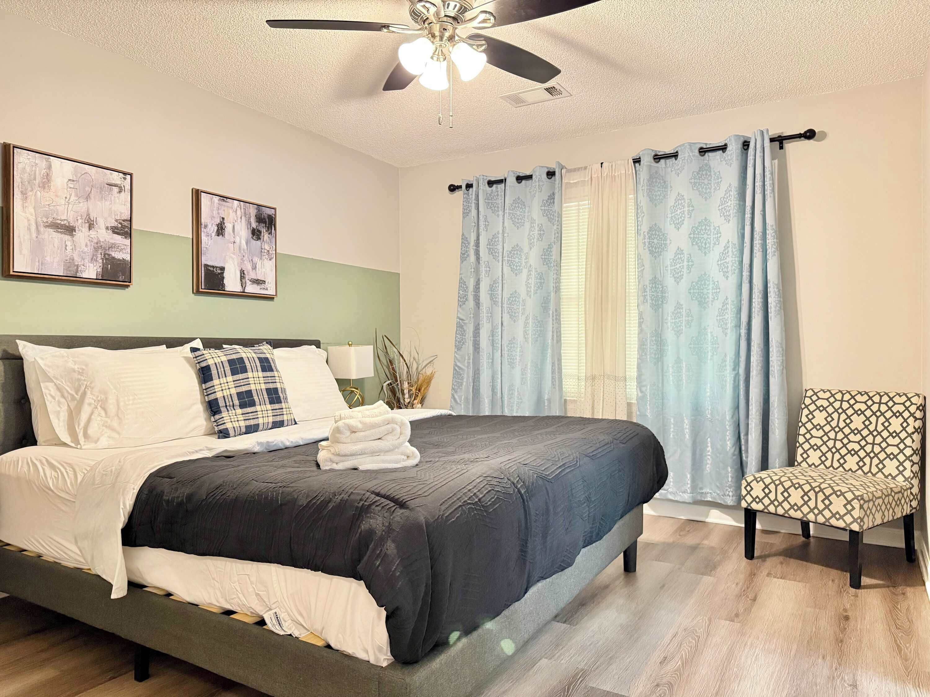 2 slaapkamers, een bureau, een strijkplank/strijkijzer, wifi