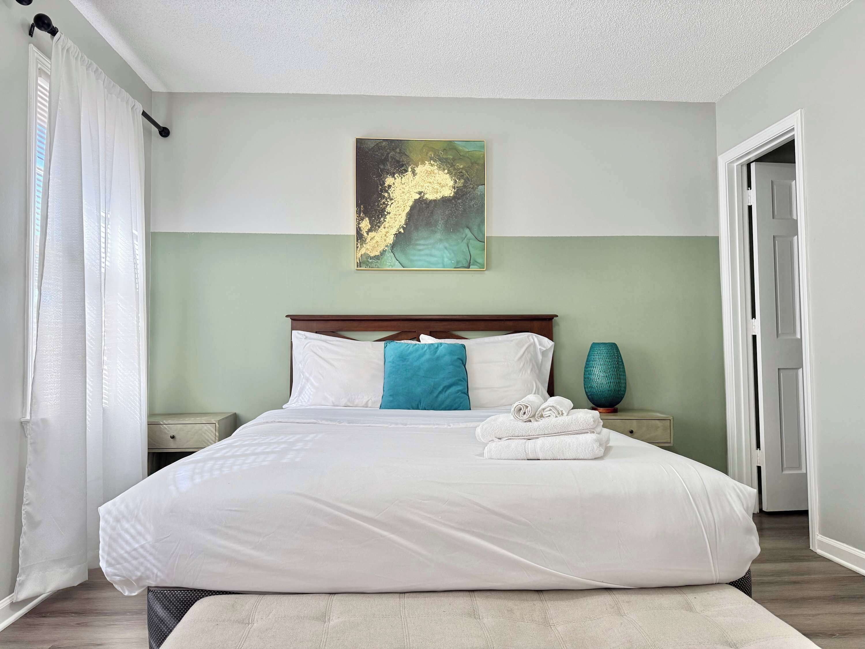 2 bedrooms, desk, iron/ironing board, WiFi