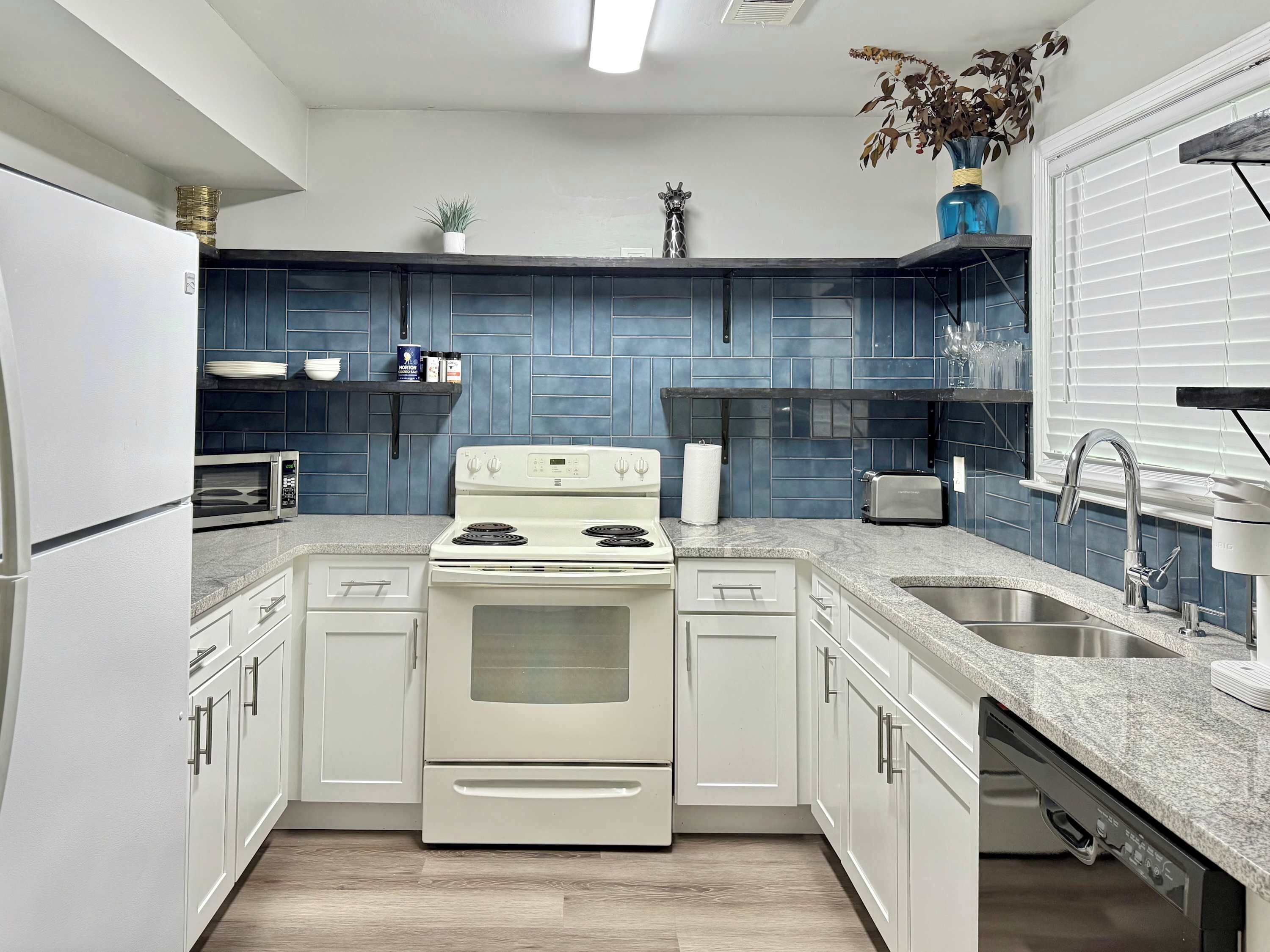 冷蔵庫、電子レンジ、オーブン、コンロ