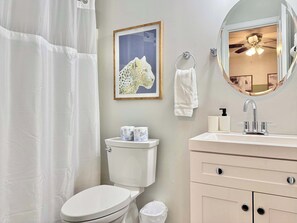 Baignoire, sèche-cheveux, serviettes fournies